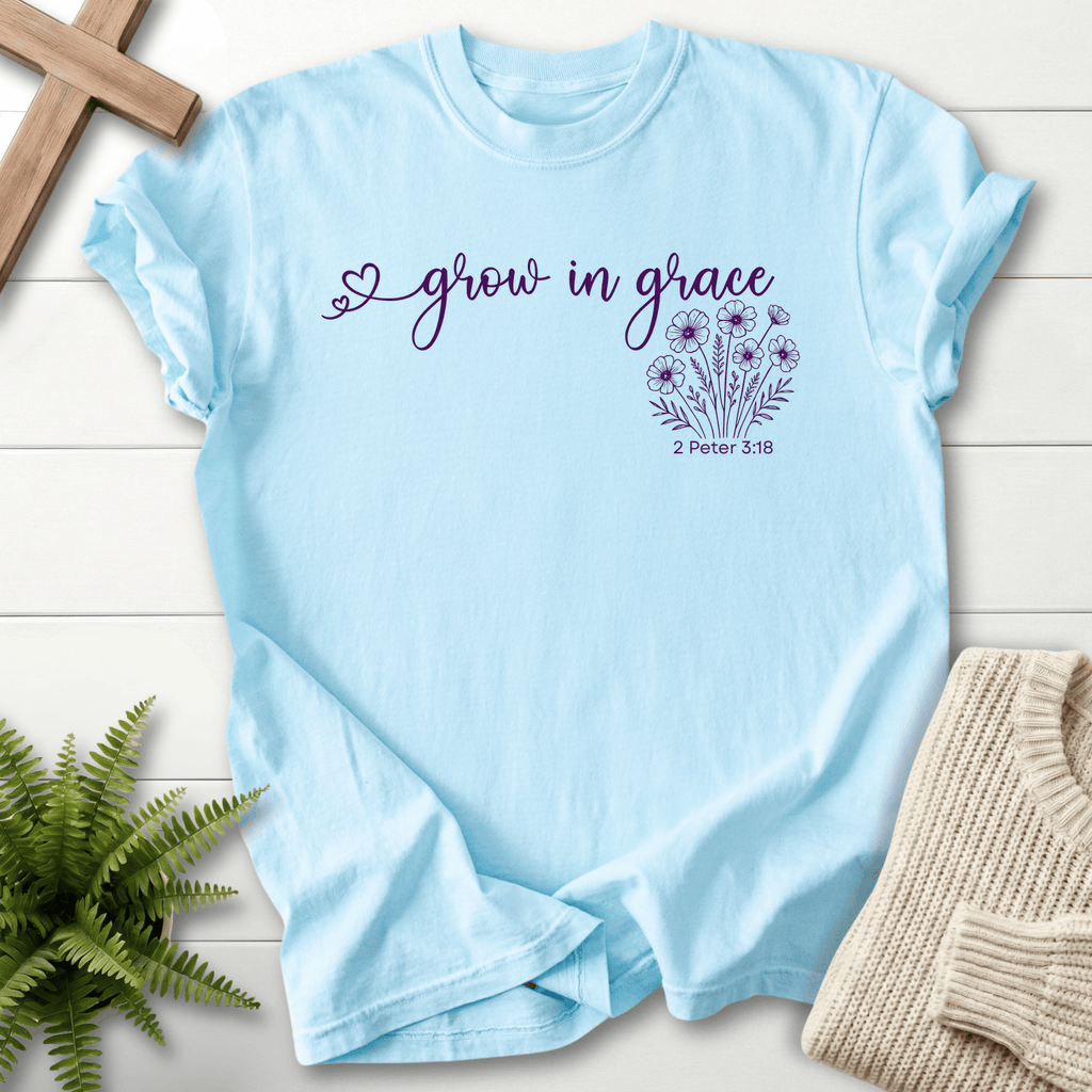 Chambray Bible verse tee with 'grow in grace' script and a daisy floral bouquet, Comfort Colors 1717, inspired by 2 Peter 3:18.